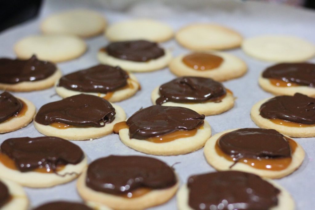Topping Twix Cookies with caramel and chocolate @ bestwithchocolate.com