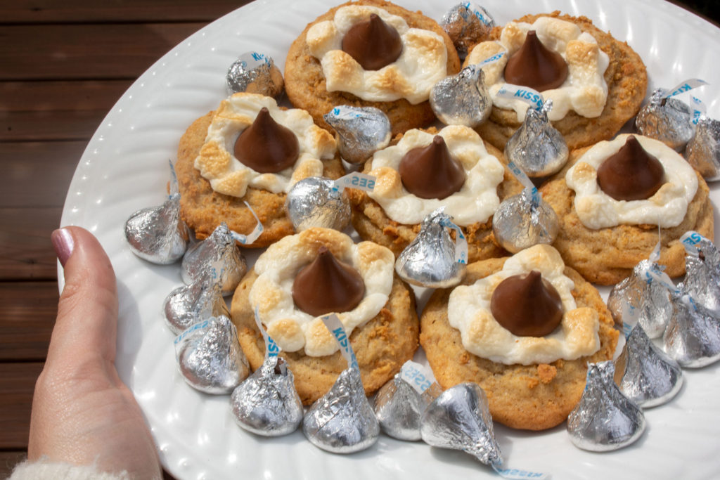 S'mores Kiss Cookies @ tipsychocochip.com