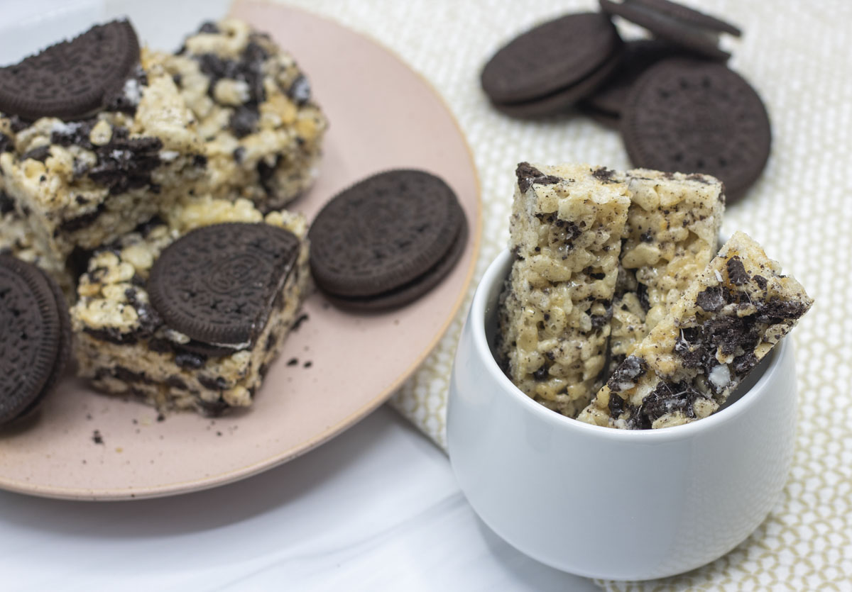 Oreo gluten free rice krispies treats on a plate and in a bowl
