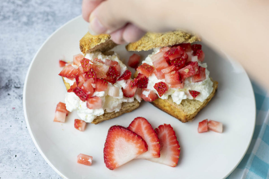 topping bisquick strawberry shortcake with strawberries