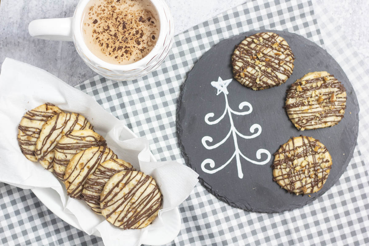 pecan toffee shortbread cookies with hot chocolate