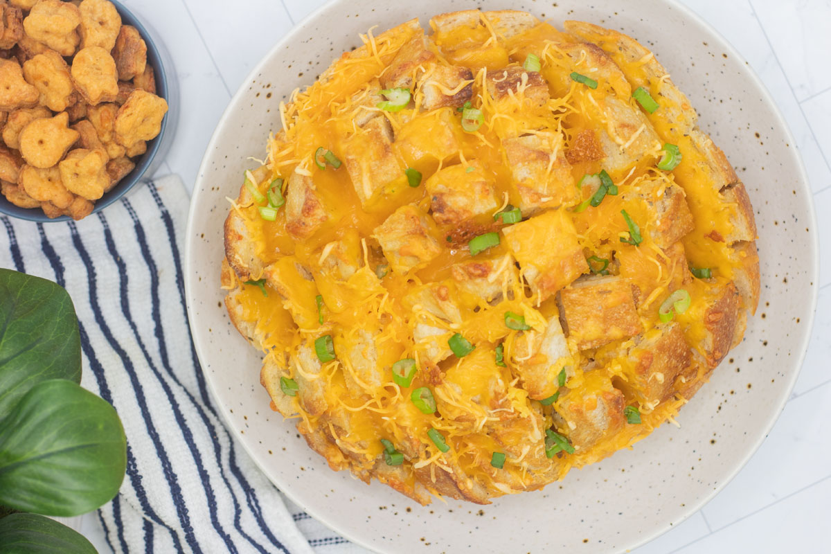 Garlic cheesy pull apart bread